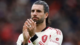 Fan MU mỉa mai hành động cay cú của Szoboszlai tại Old Trafford