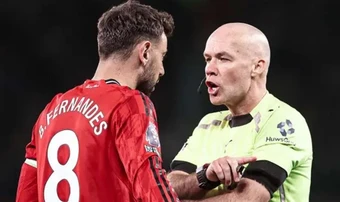 Fernandes không dám nói về trọng tài vì sợ rắc rối như Mourinho