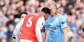 Gabriel tái hiện thảm họa Rob Holding trước Man City
