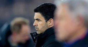 Gary Lineker chỉ ra dấu hiệu hoảng loạn của Mikel Arteta