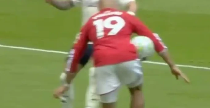 Gary Neville gọi bàn thắng tranh cãi của MU là "nực cười" Gary Neville gọi bàn thắng tranh cãi của MU là "nực cười"