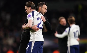 Gary Neville gọi mùa giải của Tottenham là thảm họa