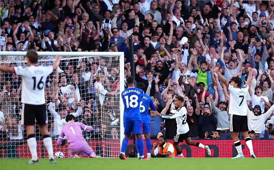 Gary Neville: "Man Utd chơi tệ hại, may mắn tránh thất bại" Gary Neville: "Man Utd chơi tệ hại, may mắn tránh thất bại"