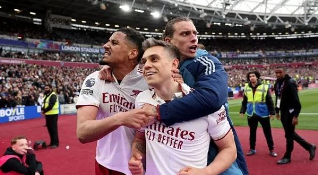 Gary Neville: "Tên Arsenal đã được khắc trên cúp vô địch" Gary Neville: "Tên Arsenal đã được khắc trên cúp vô địch"