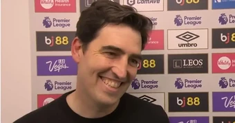 Giúp Arsenal vô địch, HLV Iraola hóm hỉnh vòi quà Arteta