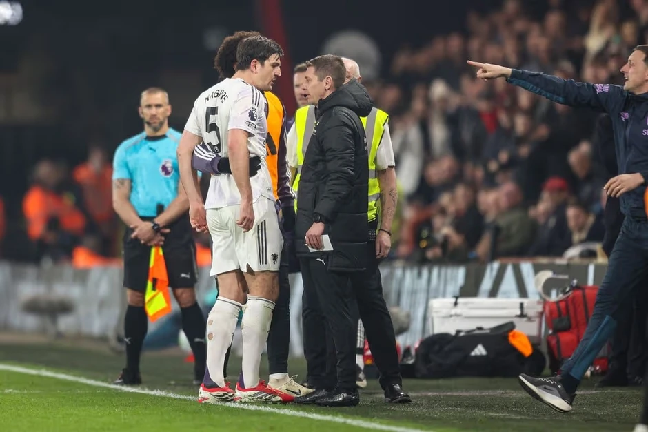 Gọi trọng tài là "lũ hề", Maguire lỡ đại chiến Chelsea