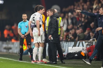 Gọi trọng tài là "lũ hề", Maguire lỡ đại chiến Chelsea