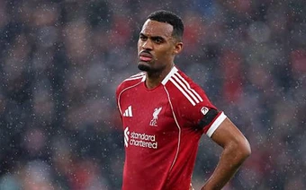 Gravenberch khẳng định Liverpool không đáng bị la ó