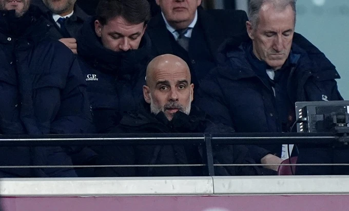 Guardiola lẩm cẩm mất rồi! Guardiola lẩm cẩm mất rồi!