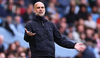 Guardiola mỉa mai sự tốt bụng của Ngoại hạng Anh
