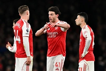 Gyokeres và Rice bị chê tơi tả khi Arsenal thua