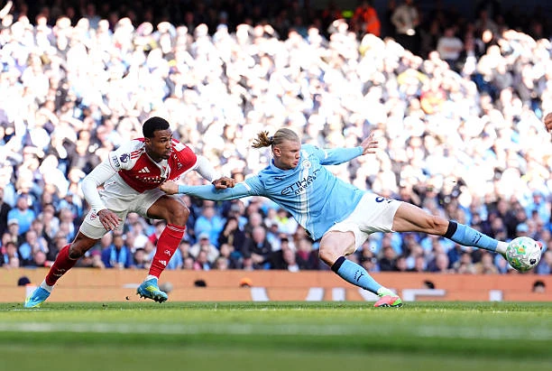 Hạ gục Arsenal, Man City phả hơi nóng vào cuộc đua vô địch Hạ gục Arsenal, Man City phả hơi nóng vào cuộc đua vô địch
