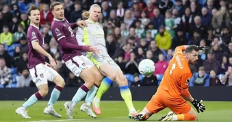 Haaland tỏa sáng, Man City vượt Arsenal chiếm ngôi đầu