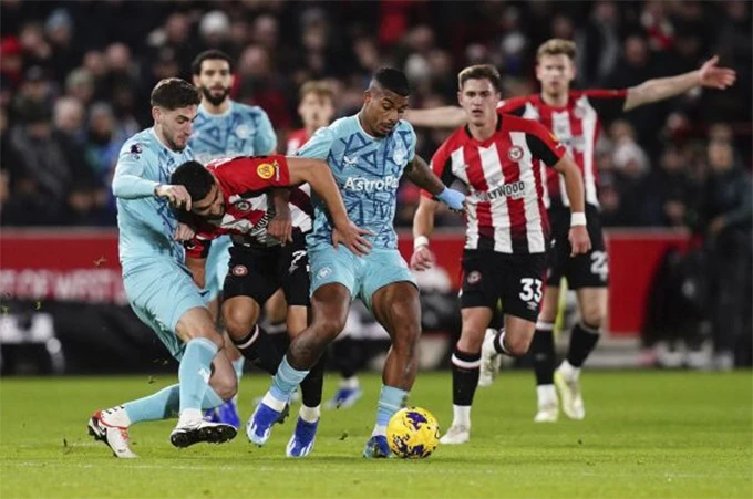 Hai cầu thủ Brentford đổ máu khi sắm vai 'hiệp sỹ đường phố' Hai cầu thủ Brentford đổ máu khi sắm vai 'hiệp sỹ đường phố'