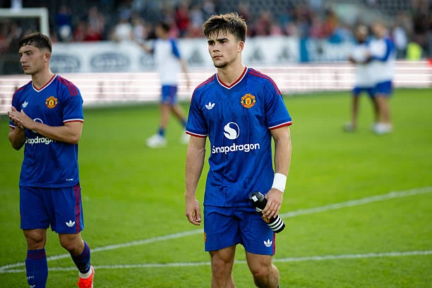 Harry Amass khơi dậy mâu thuẫn ngầm giữa Carrick và BLĐ Man Utd Harry Amass khơi dậy mâu thuẫn ngầm giữa Carrick và BLĐ Man Utd