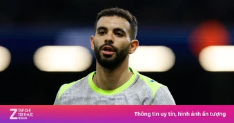 Hậu vệ Man City ngủ gục khi cả đội mừng vô địch