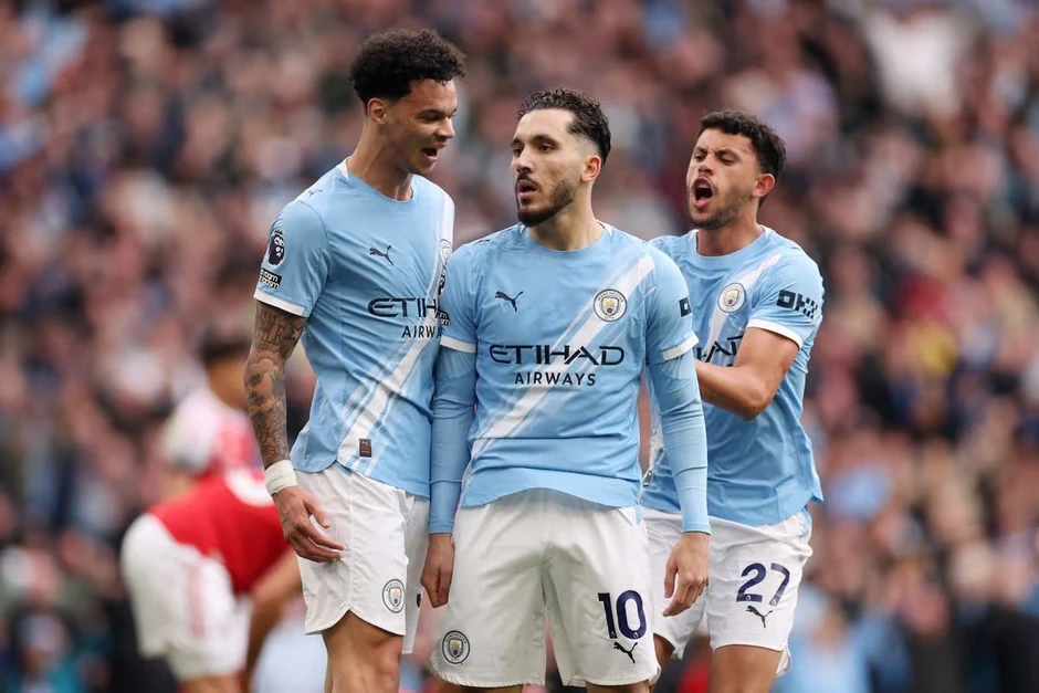 Hé lộ kịch bản Man City bị trừ điểm dâng cúp cho Arsenal