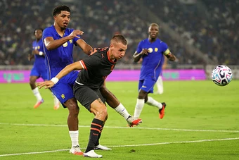 Hệ thống ba hậu vệ là lời giải cho hàng phòng ngự Chelsea