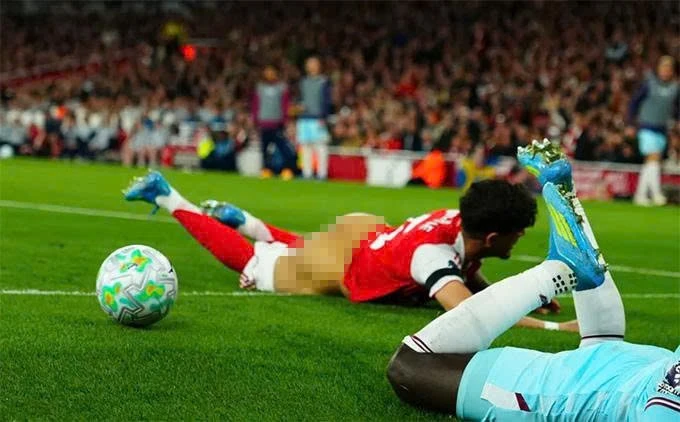 Hincapie gặp sự cố đáng xấu hổ trong chiến thắng của Arsenal Hincapie gặp sự cố đáng xấu hổ trong chiến thắng của Arsenal