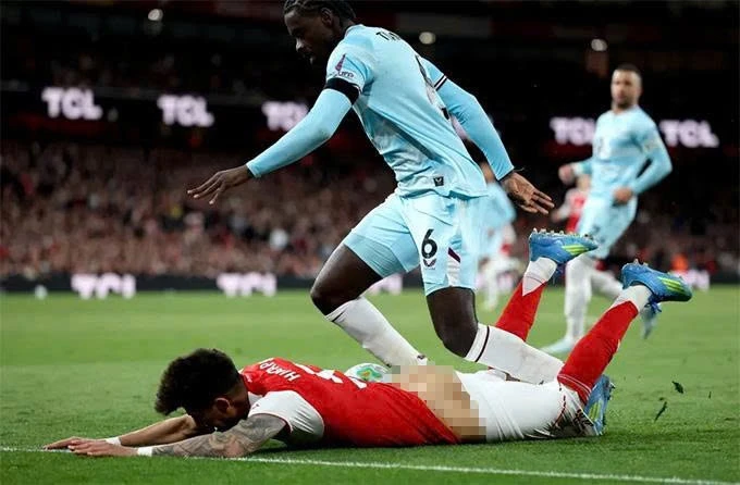 Hincapie gặp sự cố đáng xấu hổ trong chiến thắng của Arsenal Hincapie gặp sự cố đáng xấu hổ trong chiến thắng của Arsenal