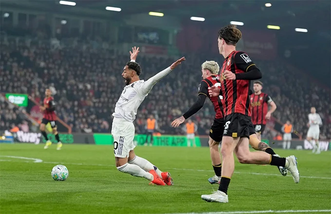 HLV Bournemouth nói gì về VAR sau trận hòa gây tranh cãi với MU? HLV Bournemouth nói gì về VAR sau trận hòa gây tranh cãi với MU?