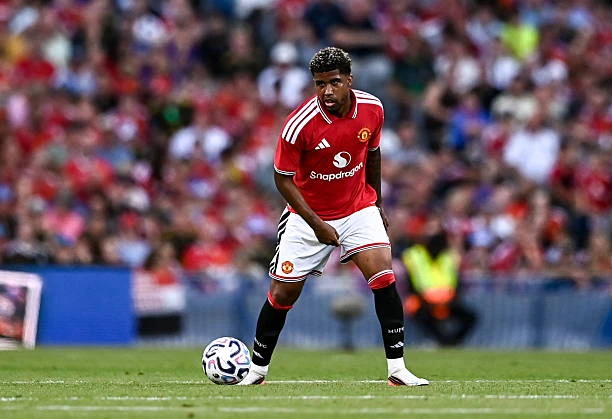 HLV Carrick coi tân binh Santos là giấc mơ của MU
