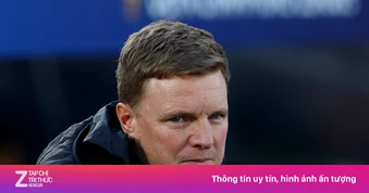 HLV Howe tệ như Gary Neville
