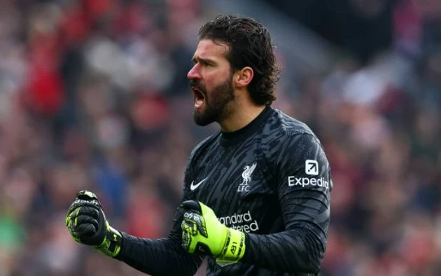 HLV Iraola thừa nhận Alisson khó đeo băng thủ quân Liverpool HLV Iraola thừa nhận Alisson khó đeo băng thủ quân Liverpool