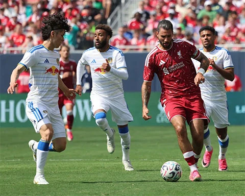 HLV Leeds gây bão sau chiến thắng Liverpool