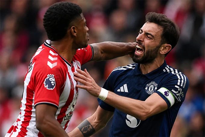 HLV Michael Carrick nói gì về tình huống Bruno Fernandes 'ăn hành' ở trận MU hòa Sunderland? HLV Michael Carrick nói gì về tình huống Bruno Fernandes 'ăn hành' ở trận MU hòa Sunderland?