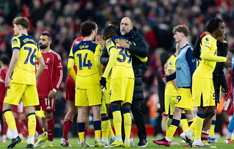 HLV Tottenham suýt xảy ra xô xát với phóng viên HLV Tottenham suýt xảy ra xô xát với phóng viên