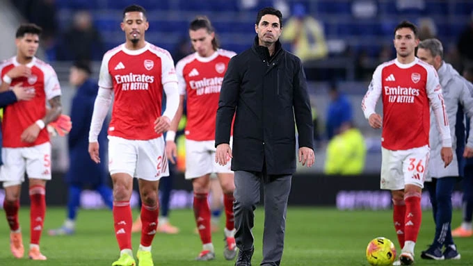 Hóa ra Arsenal vẫn mãi là đám trẻ không chịu lớn?