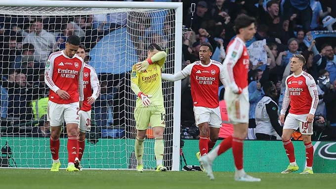 Hóa ra Arsenal vẫn mãi là đám trẻ không chịu lớn?