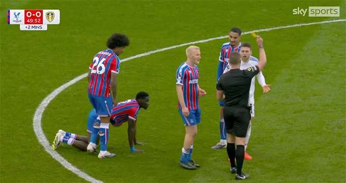 Hy hữu: Trọng tài Premier League quên thẻ đỏ dù 2 lần rút thẻ vàng Hy hữu: Trọng tài Premier League quên thẻ đỏ dù 2 lần rút thẻ vàng