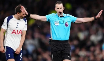 Jamie Carragher chỉ trích quyết định điên rồ của Mathys Tel