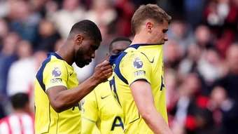 Jamie Carragher tin Tottenham sẽ phải xuống hạng
