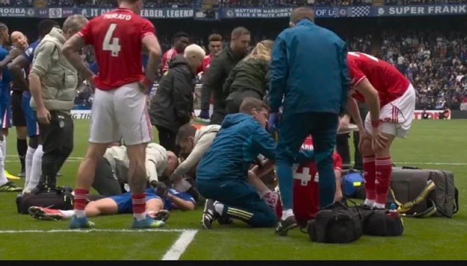 Jesse Derry gặp chấn thương kinh hoàng ở trận Chelsea vs Nottingham Jesse Derry gặp chấn thương kinh hoàng ở trận Chelsea vs Nottingham