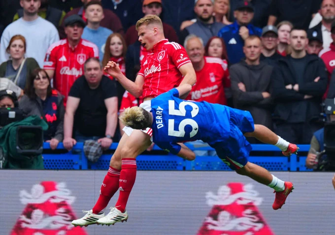 Jesse Derry gặp chấn thương kinh hoàng ở trận Chelsea vs Nottingham Jesse Derry gặp chấn thương kinh hoàng ở trận Chelsea vs Nottingham