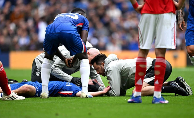 Jesse Derry gặp chấn thương kinh hoàng ở trận Chelsea vs Nottingham Jesse Derry gặp chấn thương kinh hoàng ở trận Chelsea vs Nottingham