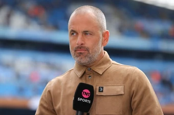 Joe Cole tin Arsenal đã vô địch nếu chọn Ekitike thay vì Gyokeres