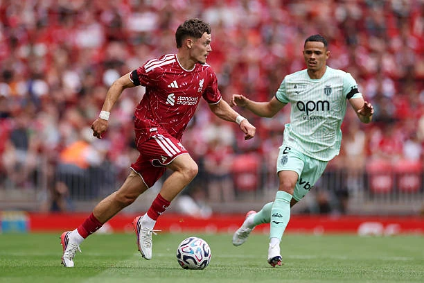 John Barnes tìm thấy Bruno Fernandes của Liverpool John Barnes tìm thấy Bruno Fernandes của Liverpool