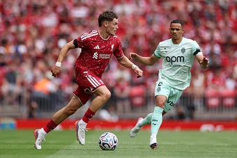 John Barnes tìm thấy Bruno Fernandes của Liverpool