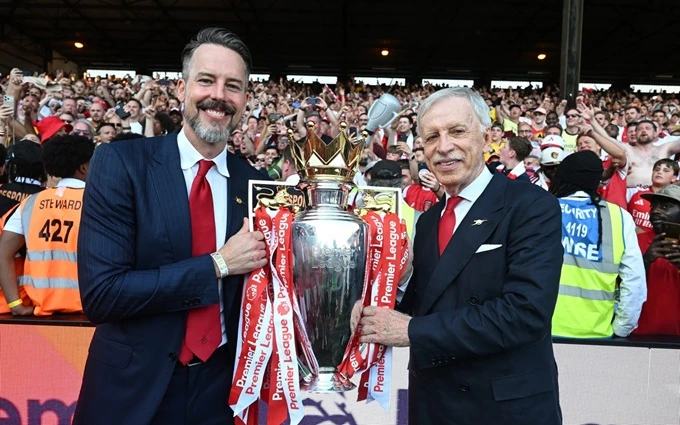 Josh Kroenke: 'Chúng tôi đã đánh thức một gã khổng lồ ngủ say tại Arsenal' Josh Kroenke: 'Chúng tôi đã đánh thức một gã khổng lồ ngủ say tại Arsenal'