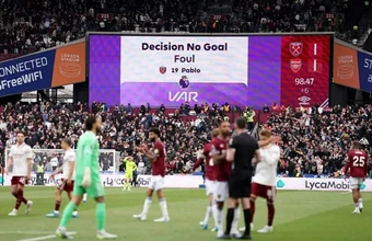 Keane và Schmeichel tranh cãi vụ VAR tước bàn của West Ham