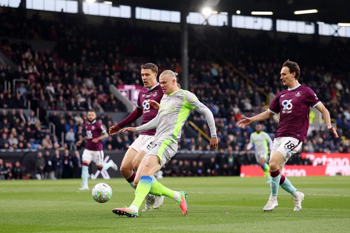 Kết quả Burnley 0-1 Man City: Man xanh chiếm đỉnh Ngoại hạng Anh Kết quả Burnley 0-1 Man City: Man xanh chiếm đỉnh Ngoại hạng Anh