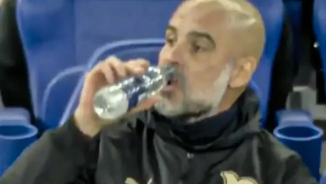 Khoảnh khắc Pep Guardiola sốc và uống nước gây bão mạng xã hội Khoảnh khắc Pep Guardiola sốc và uống nước gây bão mạng xã hội