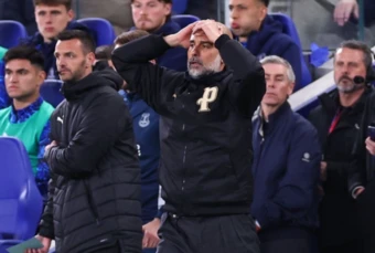 Khoảnh khắc Pep Guardiola sốc và uống nước gây bão mạng xã hội