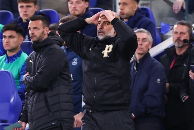 Khoảnh khắc Pep Guardiola uống nước gây bão mạng xã hội Khoảnh khắc Pep Guardiola uống nước gây bão mạng xã hội