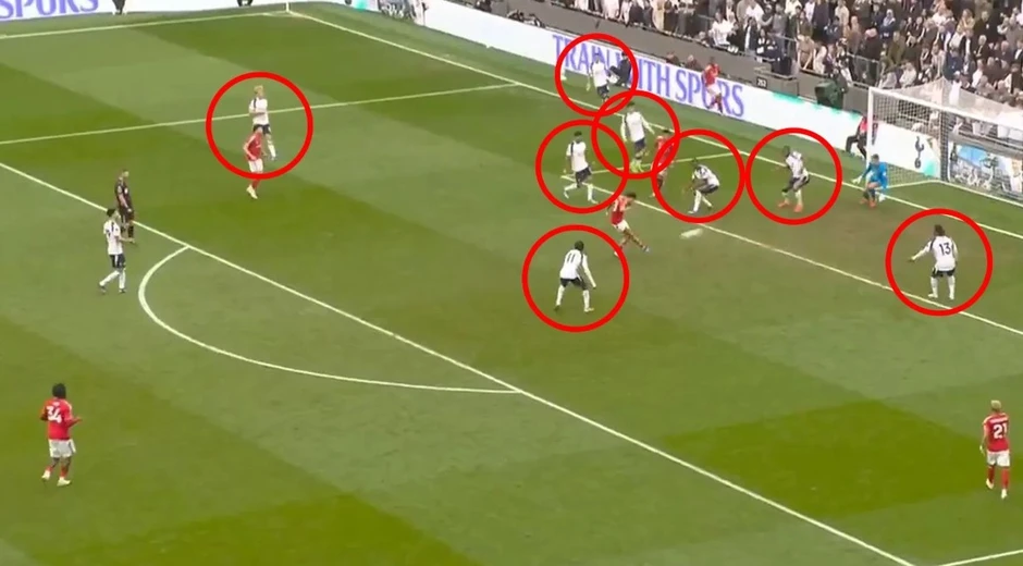 Khoảnh khắc phòng ngự gây sốc của Tottenham Khoảnh khắc phòng ngự gây sốc của Tottenham