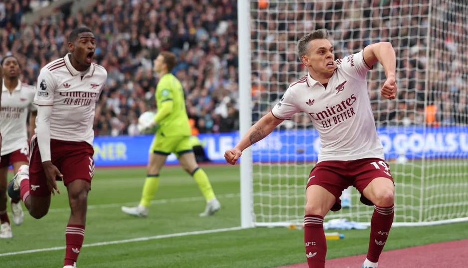 Khúc cua định mệnh giúp Arsenal tiến sát cúp vô địch Khúc cua định mệnh giúp Arsenal tiến sát cúp vô địch
